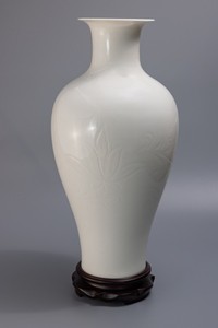 Ding Porcelain White-Glazed Incised Dish-Mouthed Vase